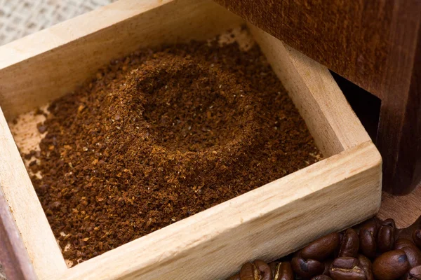 Molinos de café fresco en la caja molinillo de café — Foto de Stock
