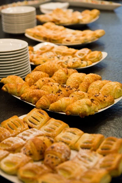 Croissants e outros produtos de pastelaria — Fotografia de Stock