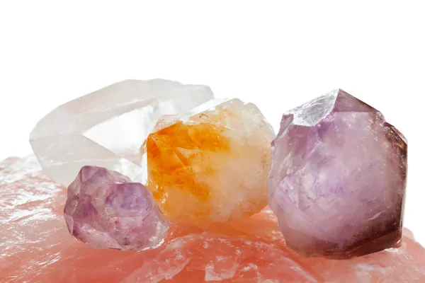 Cristales de cuarzo curativos púrpura, amarillos y claros — Foto de Stock