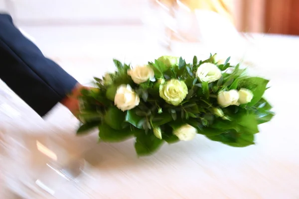 Camarero poniendo flores en la mesa — Foto de Stock