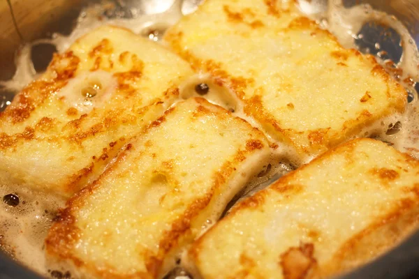 Французские тосты, жарящиеся в масле — стоковое фото