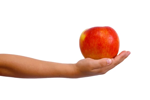 Jeune garçon bras tendu tenant une pomme rouge — Photo
