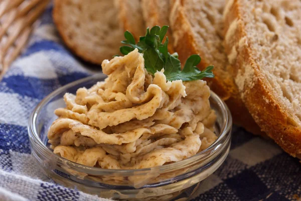 Tartinade crépitante avec pain — Photo