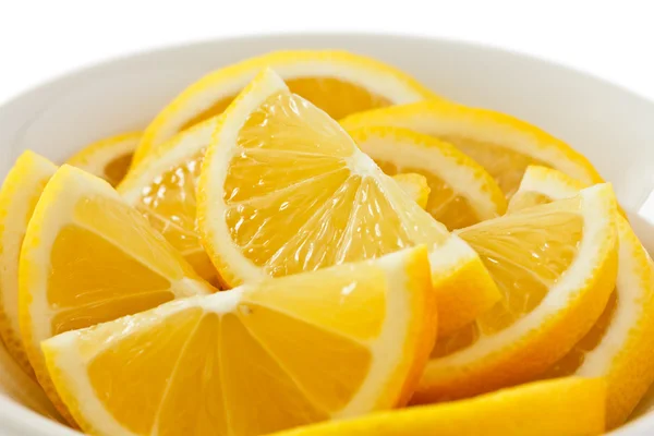 Чаша с ломтиками лимона — стоковое фото