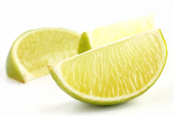 Лимонные клинья расположены на белой поверхности — стоковое фото