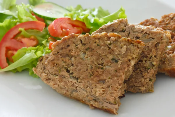 Hackbraten und Salat — Stockfoto