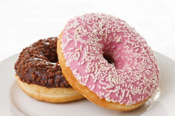 Розовые и шоколадные пончики — стоковое фото