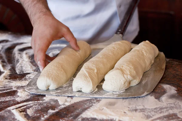 Bäcker mit rustikalem Sauerteigbrot — Stockfoto