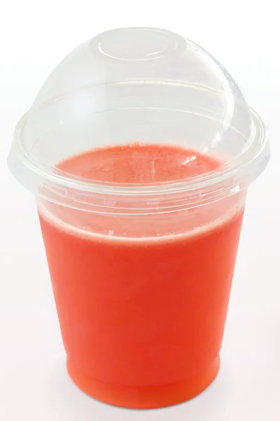 Морковь и ягодный сок в пластиковой чашке — стоковое фото