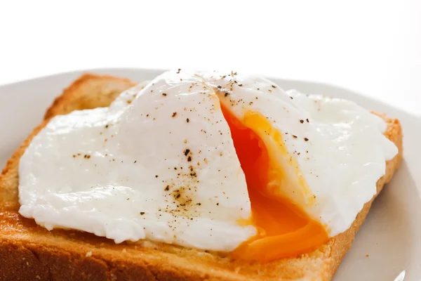 トーストに半熟卵をソフト — ストック写真
