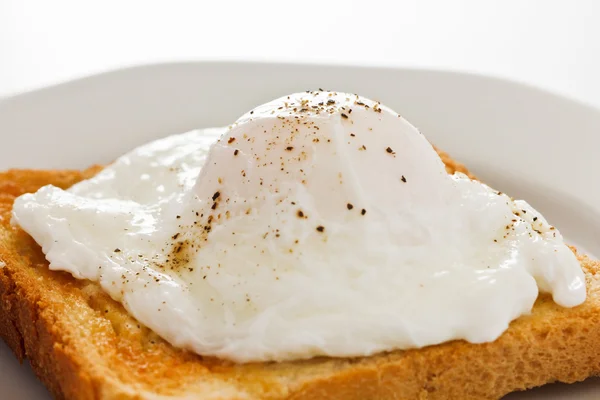 Uovo in camicia morbido sul pane tostato — Foto Stock