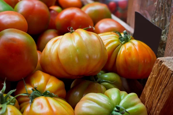 Blandade heirloom tomater i trälåda — Stockfoto