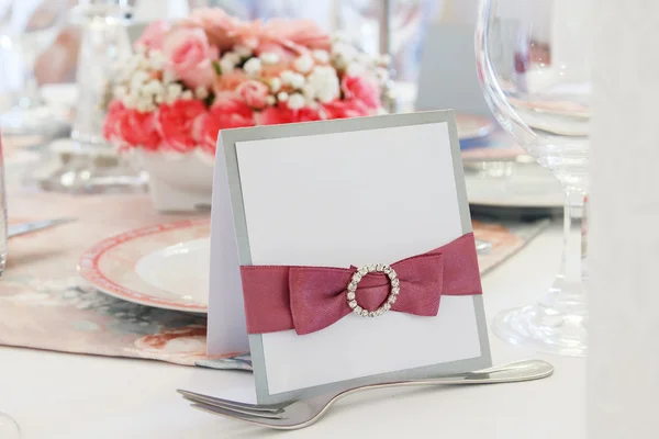 Tarjeta de nombre de mesa adornada con cinta rosa — Foto de Stock