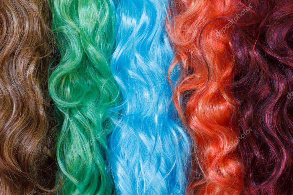 Parrucche colorate con lunghi capelli finti ondulati - Foto Stock: Foto,  Immagini © movingmoment 46502033