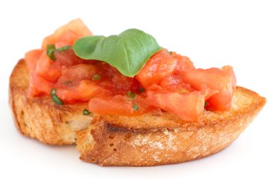 Klasik İtalyan bruschetta domates ve fesleğen kızarmış ekmek üzerinde.