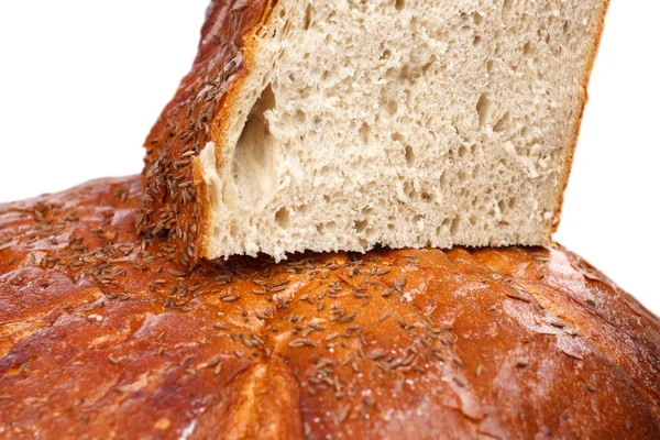 大块切在白色背景上的欧洲黑麦面包. — 图库照片