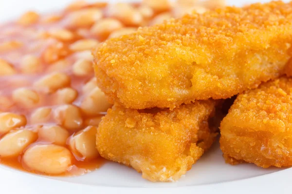 Plate of baked beans with fried fishfingers. — Stock Photo, Image