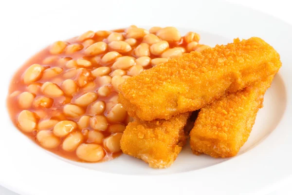 Plate of baked beans with fried fishfingers. — Stock Photo, Image