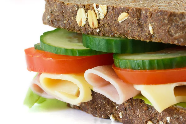 Super gezonde salade, kaas en ham sandwich op donker brood — Stok fotoğraf