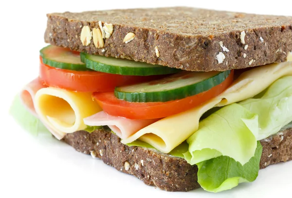 Super gezonde salade, kaas en ham sandwich op donker brood — Stok fotoğraf