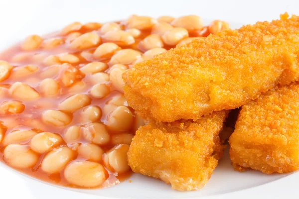 Plate of baked beans with fried fishfingers. — Stock Photo, Image