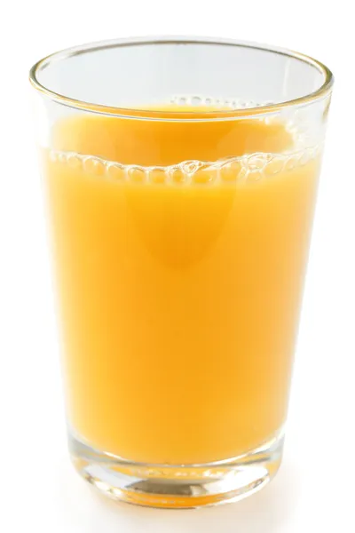 Un vaso de jugo de naranja en una superficie blanca . — Foto de Stock