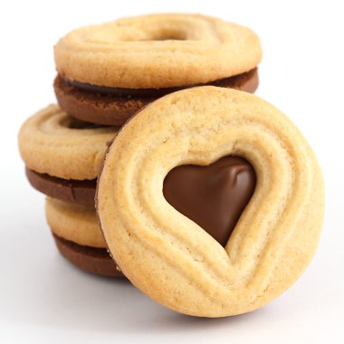 Beyaz ve koyu karışık bisküvi kalp şeklinde kesip yığını.