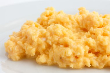 sahanda yumurta beyaz tabakta detay