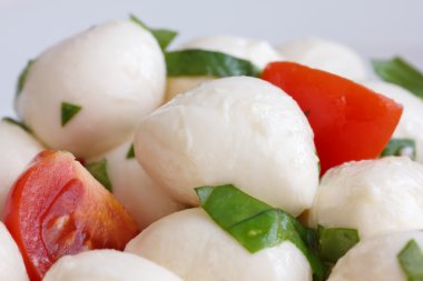 bir tabakta domates ve mozzarella salatası.