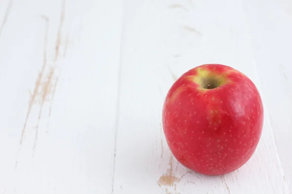 Manzanas de señora rosa sobre una mesa de madera rústica blanca pintada . — Foto de Stock