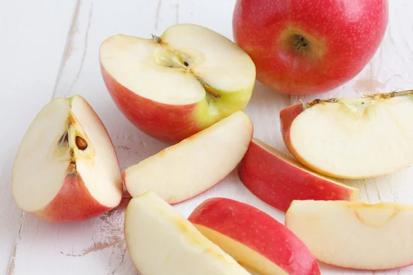 Manzanas de señora rosa cortadas en una mesa de madera rústica blanca pintada . — Foto de Stock