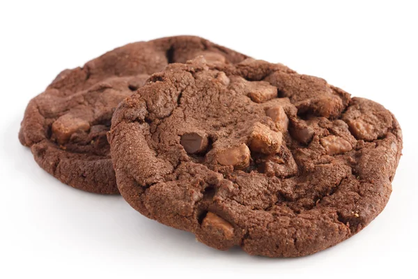 Två mörka stora choklad chip cookies på vit — Stockfoto