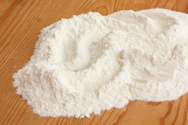 White flour on a rustic old kitchen board. — Stock Photo, Image