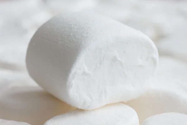 Einzelner weißer Eibisch, der auf anderen Marshmallows sitzt. verschwommener Hintergrund. — Stockfoto