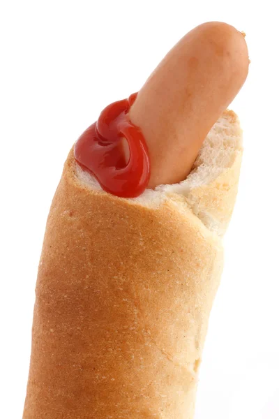 Traditioneller europäischer Hotdog im knusprigen Brötchen und mit Ketchup — Stockfoto