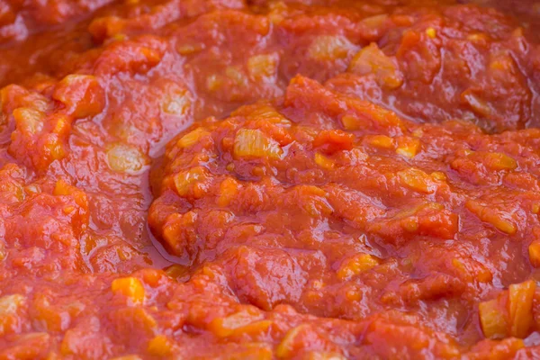 Детали свежеприготовленного томатного соуса в кастрюле — стоковое фото