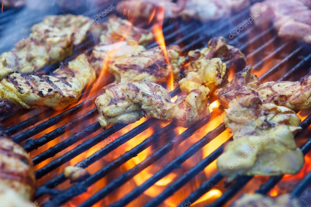 Bir barbekü ızgara et çeşitleri birçok adet ızgara. seçici odak. Stok