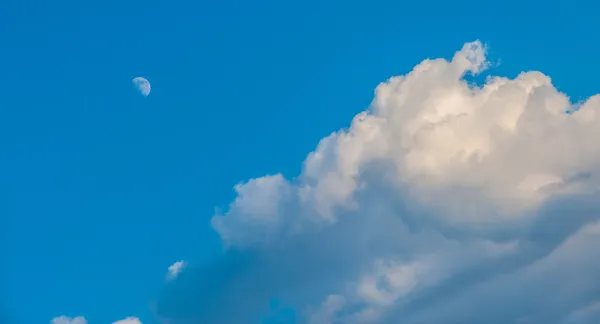 Mond am Himmel und Wolken lizenzfreie Stockbilder