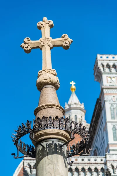 Cross in front of cathedral Santa Maria Del Fiore — Stock Photo, Image