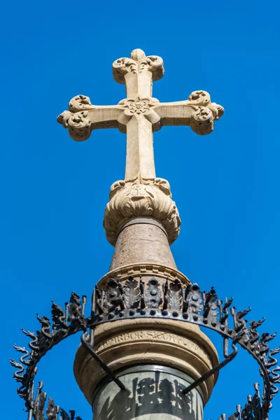 Cross in front of cathedral Santa Maria Del Fiore — Stock Photo, Image