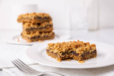 Tarih kareleri (ya da evlilik pastası) geleneksel Kanada usulü bir tatlı tabağı üzerinde