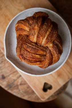Tarçınlı, şekerli, çay, fırında pişmiş ekmek.