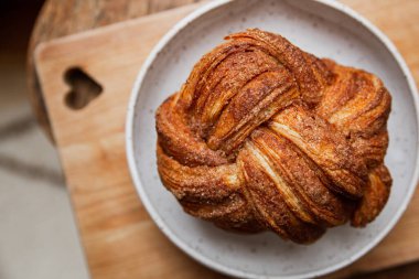 Tarçın şekeri, çay, ekmek dilimleri kalp kesme tahtasına konur.