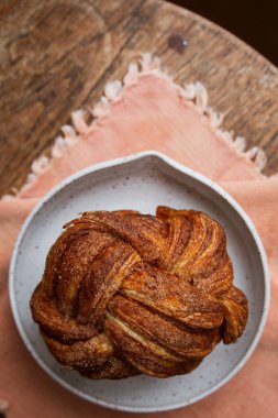 Tarçınlı, şekerli çay, fırında pişmiş ekmek.