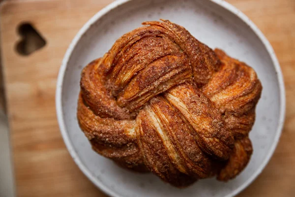 Close Cinnamon Sugar Chai Twist Bread Baked Treat Heart Cutting — Stock Photo, Image