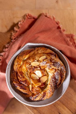 Şeftali ve badem pişmiş hamur işi yukarıdan.