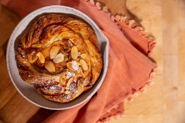 Şeftali ve badem çörekleri mutfakta.