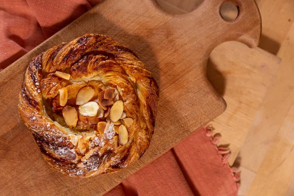 Melocotón Almendra Pastelería Horno Danés Una Tabla Cortar —  Fotos de Stock