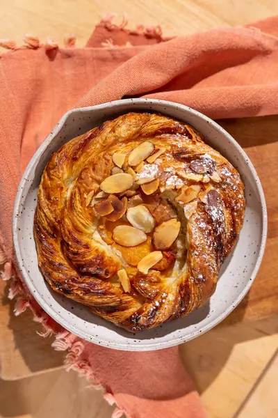 Şeftali ve badem fırınlanmış hamur işi güneşte Danimarka pastası.