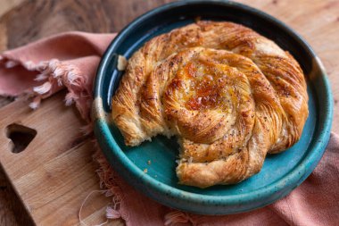 Mutfaktaki meyveli çöreklerden bir ısırık alınmış.